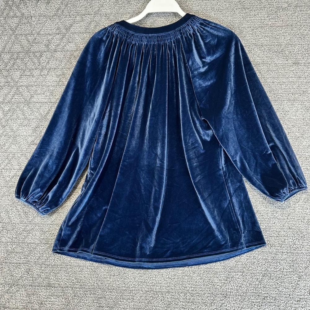 Crown & Ivy Blue Velvet Smocked Neck 3/4 Sleeve Tunic Top Size Medium - Picture 5 of 5